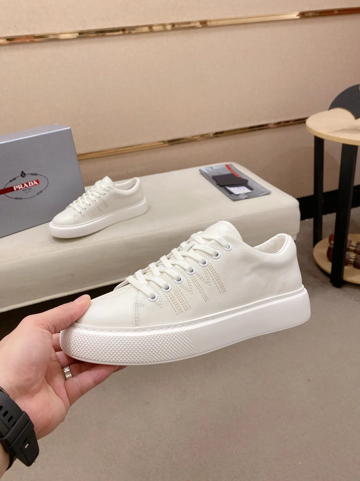 Factory price 560💰 ✔️✔️✔️Higher version High-quality new PRADA (Prada) counters are launched simultaneously. The new men's shoes and 😘fabric are made of selected first-layer cowhide with superb craftsmanship. Lining: Full cowhide lining. 👍🏿 High-end ☄️ air-cushion molded anti-slip rubber outsole, exquisite lines, simple and elegant, comfortable and high-end for leisure travel. Code number: 38 to 45
